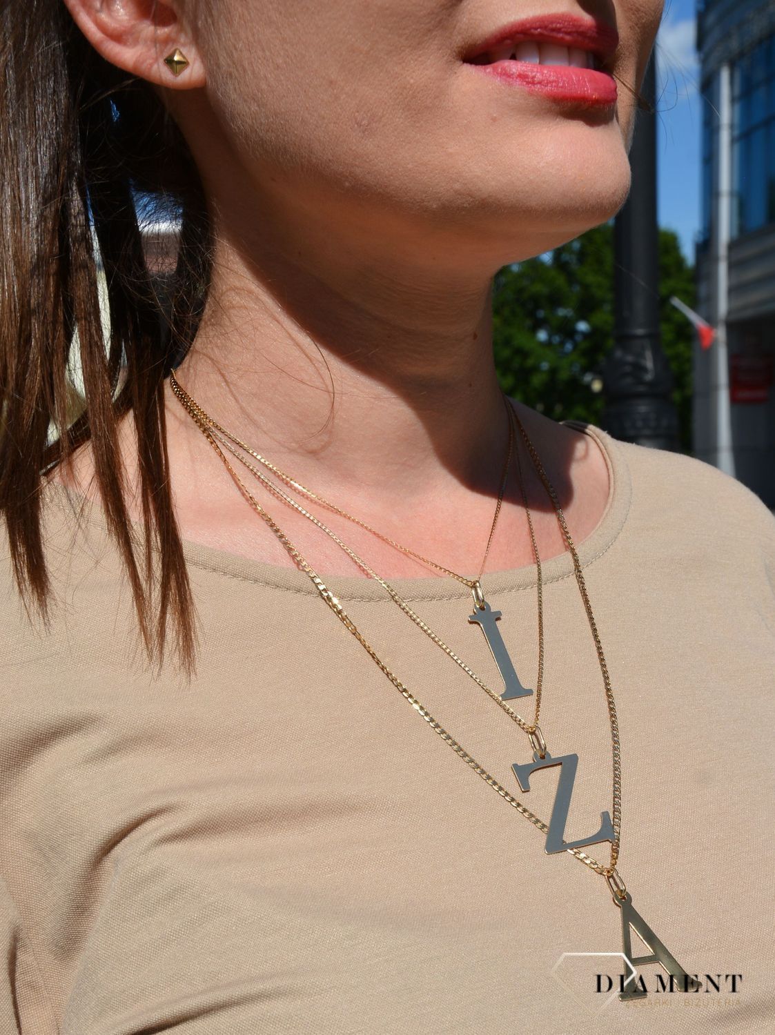 Modna złota zawieszka wykonana została z 14-karatowego żółtego złota. Zawieszka w kształcie litery H. Idealny pomysł na prezent dla kobiety..jpg